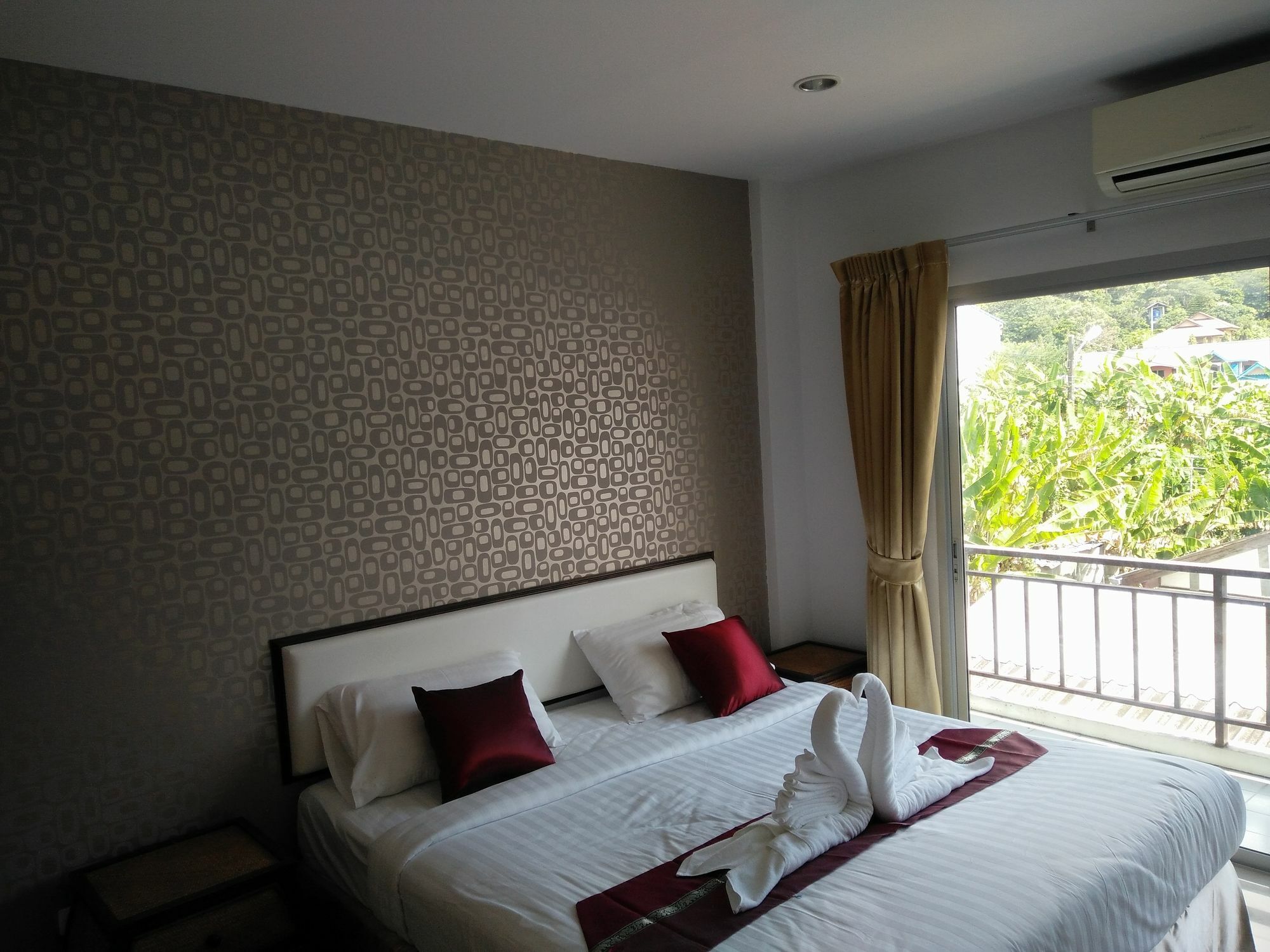 White Sky Boutique Hotel Patong Buitenkant foto